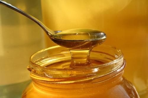 piti čajno žličko medu iz grla