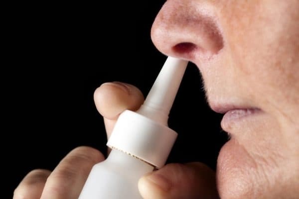 Spray in der Nase für die Behandlung von Rhinitis