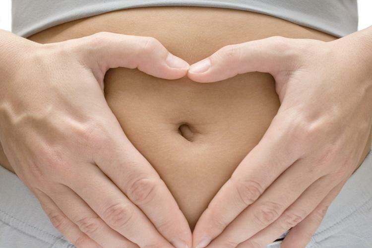 Udledning under en ubesvaret graviditet i de tidlige stadier (blodig) efter rengøring