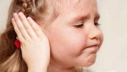 Por que os ouvidos da criança acumulam muito enxofre?