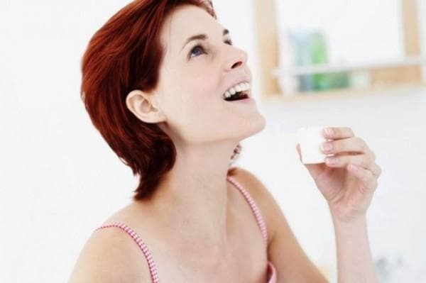 Bagaimana cara mengobati plak putih di tenggorokan orang dewasa dan apa artinya?