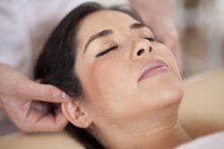massagem na orelha