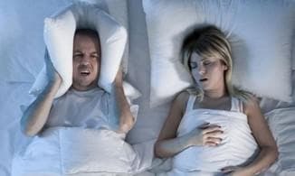 Snurken bij vrouwen veroorzaakt en behandelt