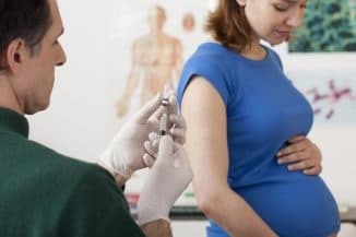 procedimiento de vacunación para un niño